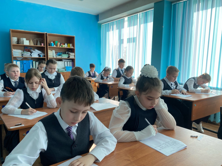 Всероссийские проверочные работы написали обучающиеся 4-х и 7-х классов по русскому языку.